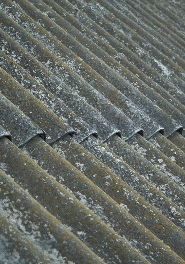 ¿Por qué es importante quitar tejados de amianto con profesionales?